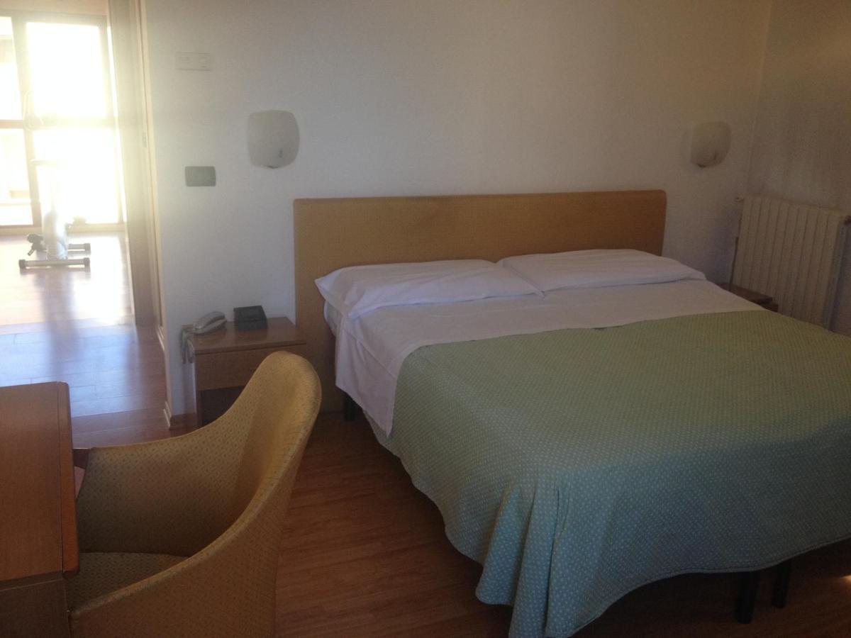 Hotel Terme Belvedere Abano Terme Oda fotoğraf